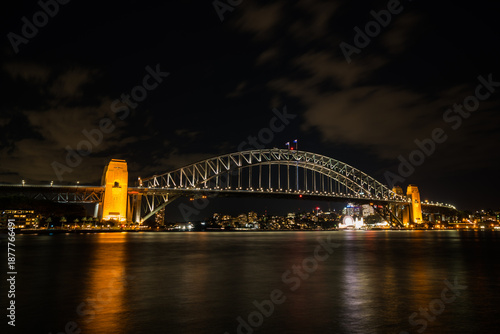 Valokuva Paysage urbain au crépuscule avec une vue du port de Sydney et son pont illuminé