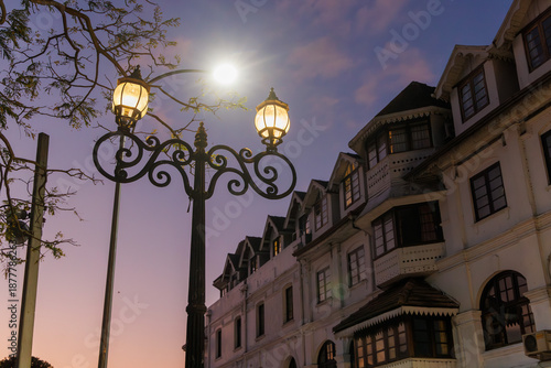 Foto Historic Colonial Building and Busy Street in Kandy at Evening, Sri Lanka