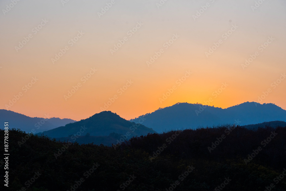 Obraz premium Beautiful sunrise and sunset over misty mountains and valleys