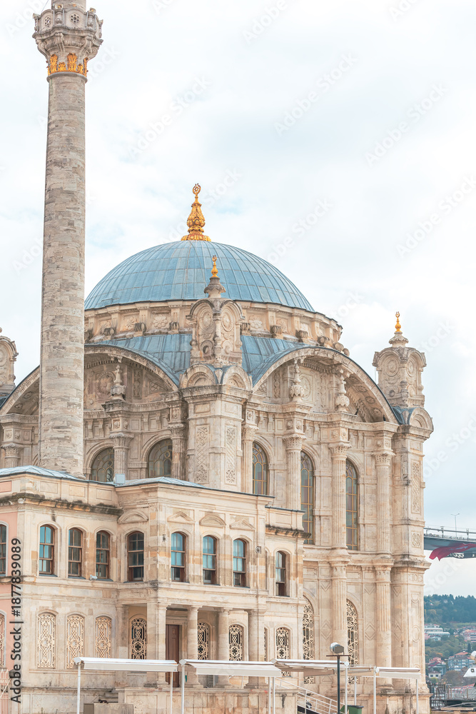 Obraz premium View of the Ortaköy Mosque. Close-up.