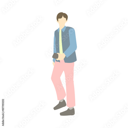 スマホを片手に歩く、振り返る男性