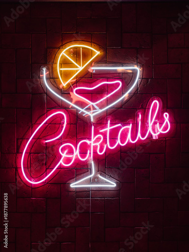 Quadro su tela Neon cocktails sign with glowing glass on brick wall