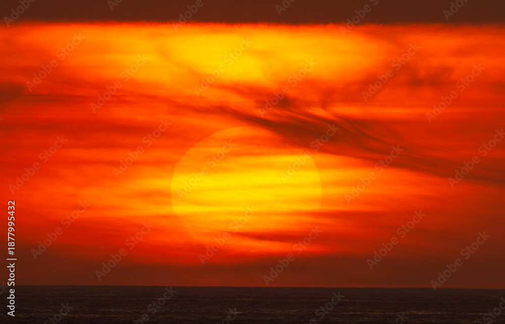 Fototapeta premium El sol poniéndose sobre el mar