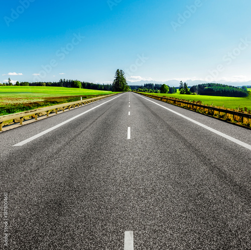Gerade Strasse über Land  zum Horizont