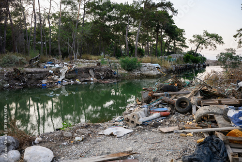 Konstfotografi Discarded waste pollutes riverbank