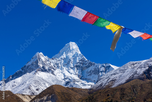Cuadro en lienzo Ama Dablam mountain summit, famous mountain view in Himalaya mountains, Nepal