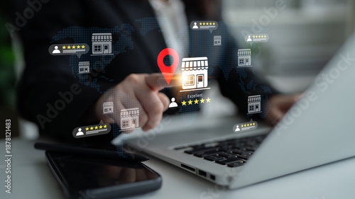 Fotografia A business professional engages with digital data on a laptop, focusing on location and customer reviews to enhance online presence and improve business effectiveness