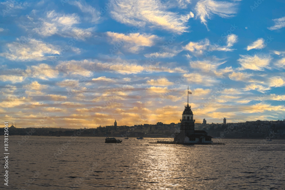 Fototapeta premium Magnificent clouds, Maiden's Tower and Istanbul at sunset.