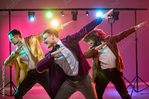 Tableau sur toile Dancers men group disco party dance celebration fun