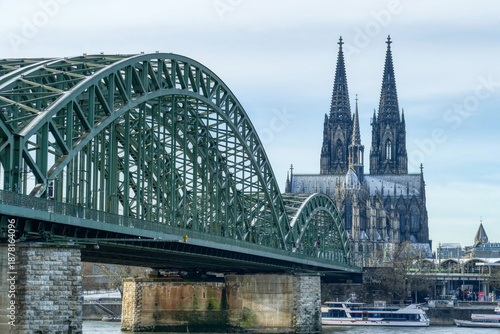 Bekannte Eisenbahnbrücke in Köln am Rhein