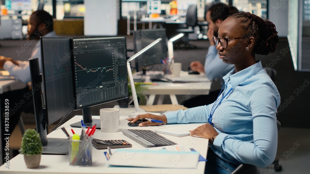 Αυτοκόλλητο Day trader analyzes stock market price charts, taking notes to make informed buy and sell decisions