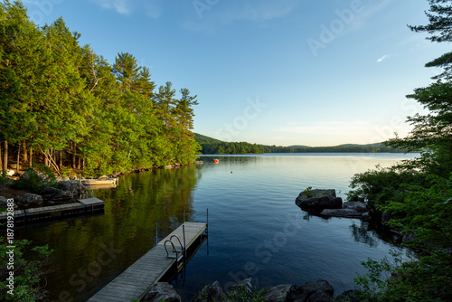 Foto Peaceful water view out an idyllic Maine cabin on a lake with a dock