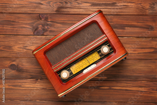Vintage radio receiver on w...