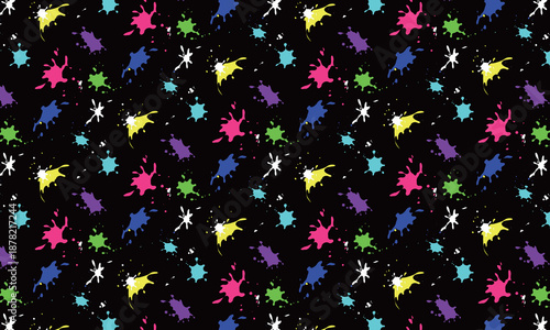 カラフルな蛍光カラーのインクが飛び散った黒い壁紙