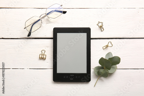 Modern e-reader with binder...