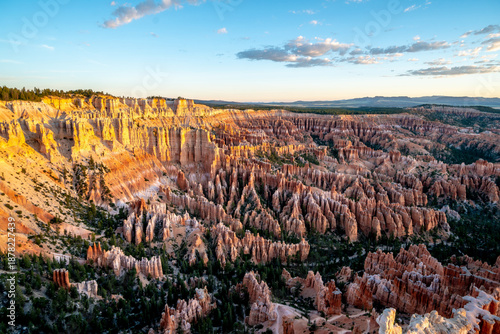 Fotografía A beautiful view of a canyon with many red rocks