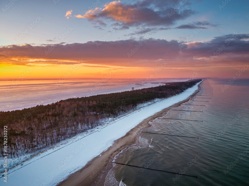 Naklejka premium Frozen Bay of Puck near Kuznica at sunset, Hel Peninsula. Poland