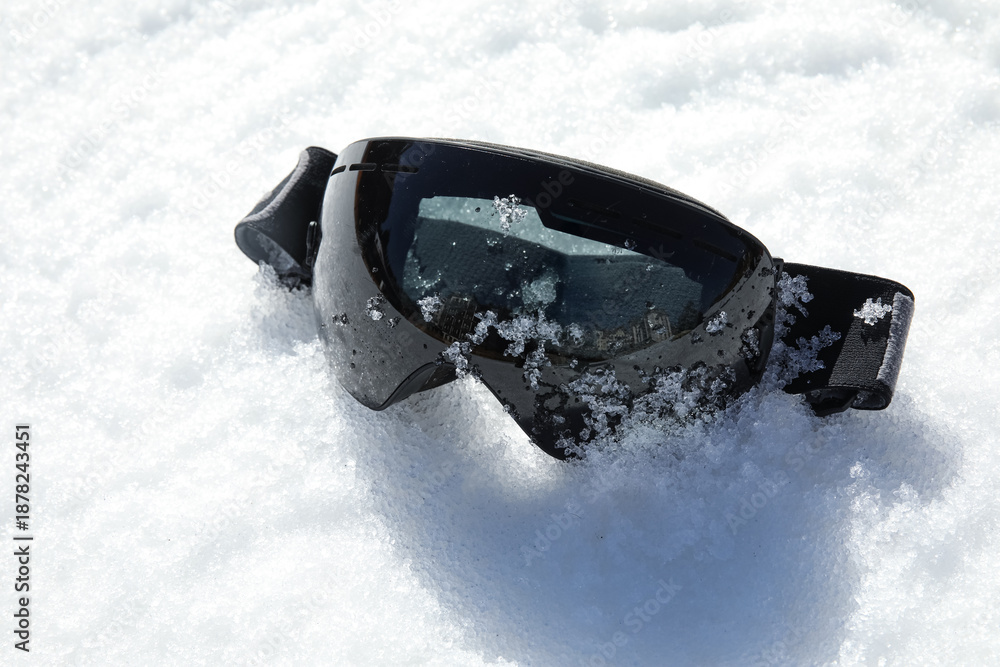Fototapeta premium Ski goggles on white snow