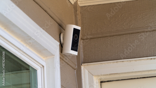 Fotografía White outdoor smart security camera mounted on a residential house corner for 24-7 surveillance and property monitoring
