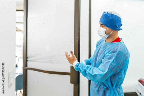 Fotografia Dentist doctor wearing surgical gown and mask