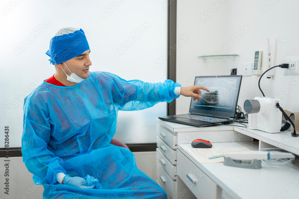 Naklejka premium Dentist analyzing patient dental x-ray on laptop in clinic
