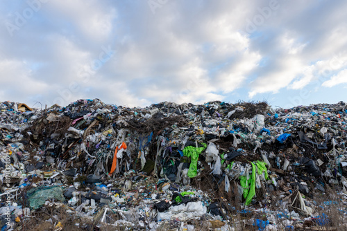 Canvastavla Large pile of trash at a landfill site under a cloudy sky during the day