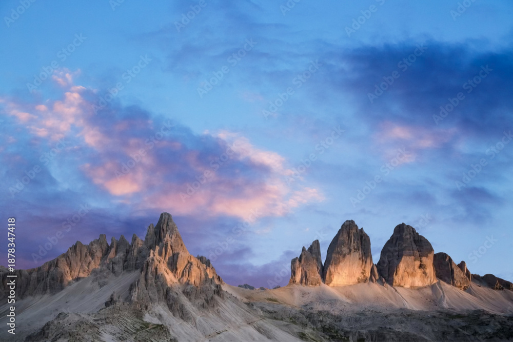 Obraz premium sunrise at sunset in the italian dolomites. beautiful nature landscape.