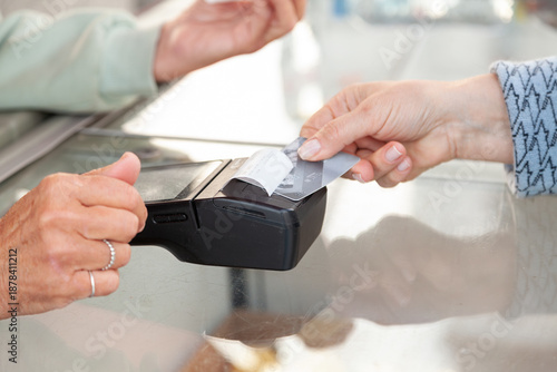 Εκτύπωση καμβά buyer and seller hands near bank card payment terminal