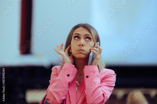 Foto Businesswoman Trying to Have a Phone Conversation in a TheaterLady unable to hea