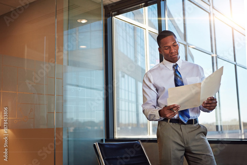 Foto Black man, lawyer and reading folder in office for case file, witness statement and legal documents
