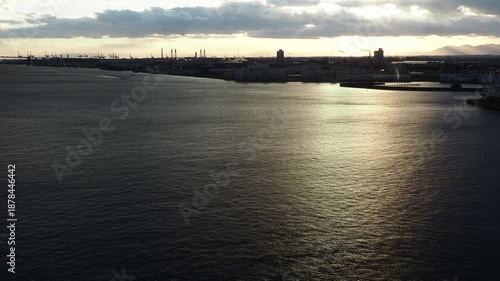 Wallpaper Mural 名古屋港ポートビルから見た冬の夕方の名古屋港の風景 Torontodigital.ca