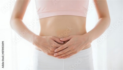 Wallpaper Mural 下腹部に両手を当てて体調を確認する女性の手元 Torontodigital.ca