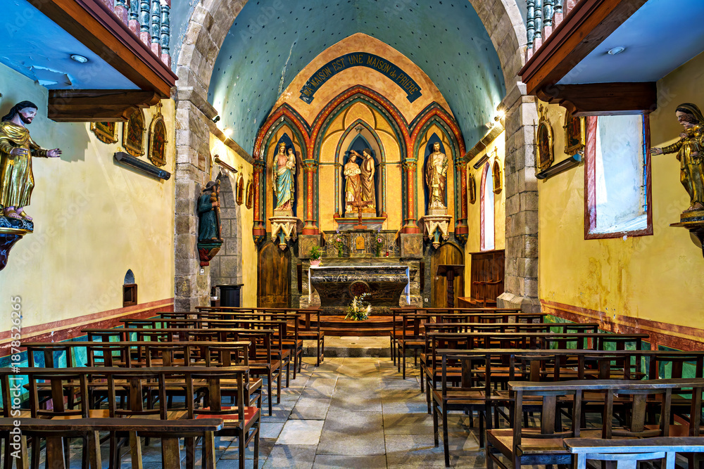 Obraz premium Interior of the church Notre Dame du Bon Port in the mountain village Gavarnie-Gedre in Hautes-Pyrenees, France.