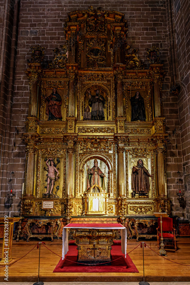 Naklejka premium Interior of the Cathedral Saint Mary, Catedral Metropolitana de Santa Maria la Real in Pamplona, Navarre, Spain.