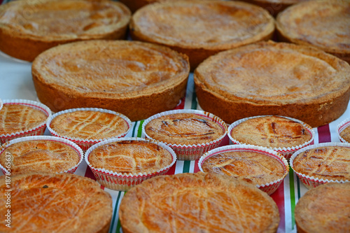 Obraz na płótnie Des gâteaux basques de différentes tailles sont posés sur une table