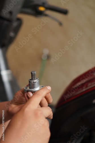 Фотография Motorcycle Mechanic Adjusting Engine Idle