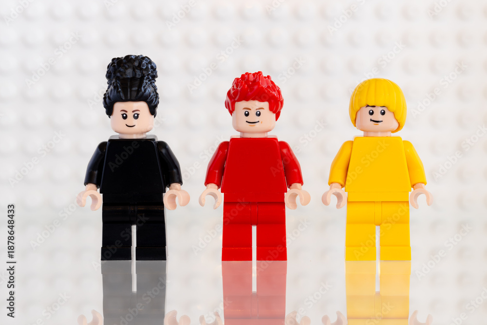 Naklejka premium Dortmund - Deutschland 14. Januar 2026 Lego Drei Minifiguren in den Farben schwarz, rot und gelb - Studio Aufnahme
