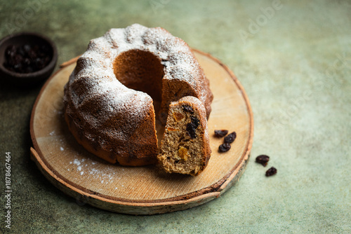 Fotografie gâteau aux fruits secs bundt cake moelleux fait maison aux raisins secs et fruit
