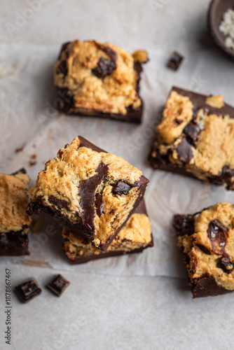 gâteau brookie fait maison brownie au chocolat recouvert de pâte à cookies aux pépites de chocolat 