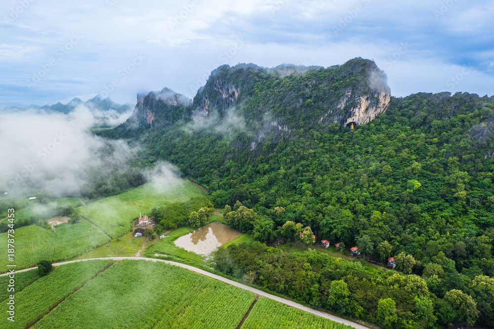 Obraz premium Beautiful buddhist temple on high mountain in Nong Bua Lamphu province Thailand, Erawan Cave Temple.