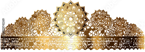 Adorno ornamental dorado estilo arabesco con diseño calado y centro geométrico, aislado sobre blanco.