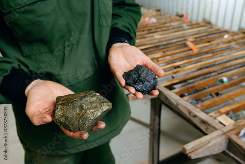 Εκτύπωση καμβά Geologist holding rocks in storage facility for mineral analysis