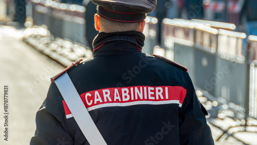 Bild auf Leinwand Marquage CARABINIERI écrit en Italien au dos de l'uniforme d'un carabinier italien dans une rue de Rome