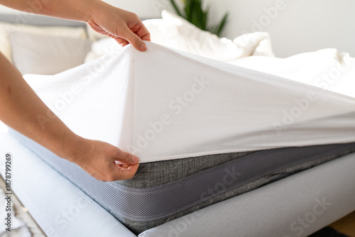 Obraz na plátně Changing bed sheets