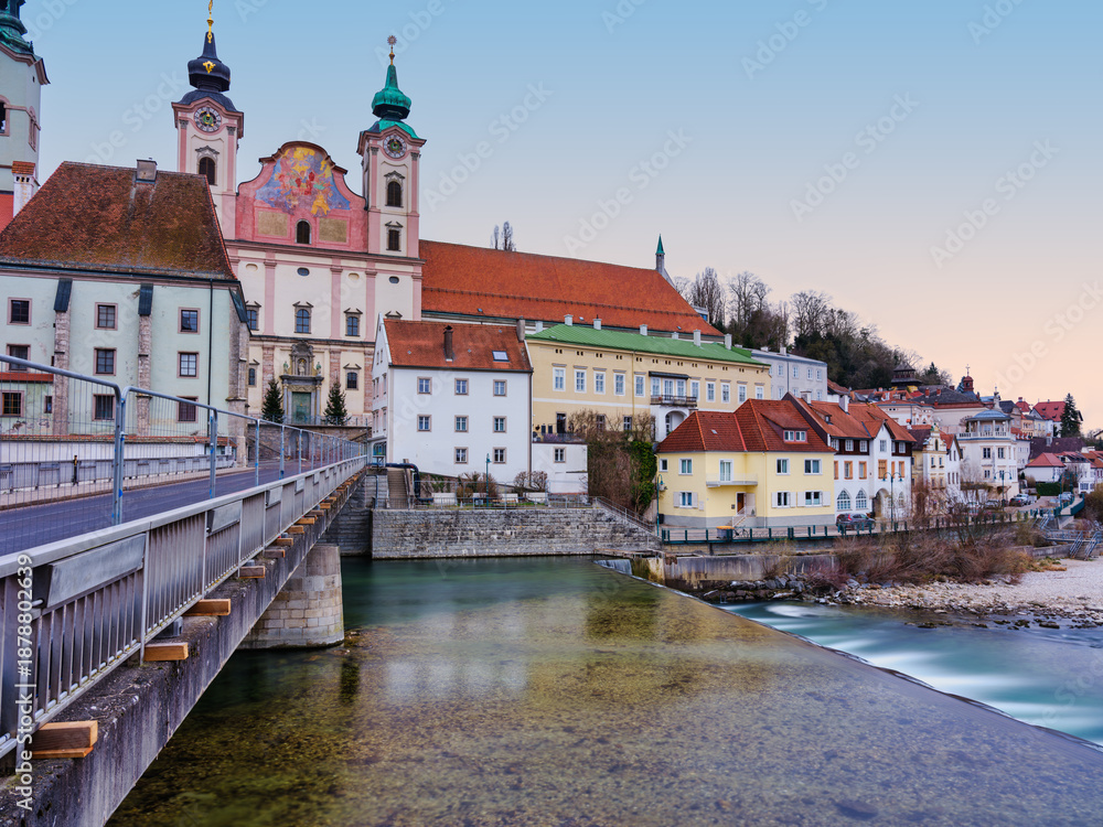 Obraz premium Long Exposure View of Steyr River Weir and Michaelerkirche from Bridge
