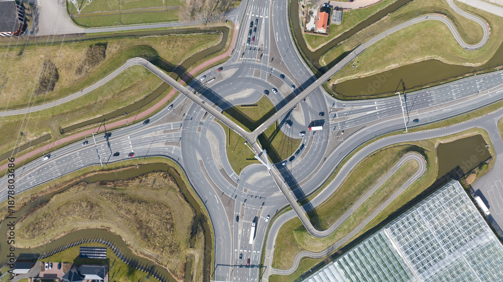 Obraz premium Urban roundabout with traffic and connecting pedestrian bridges