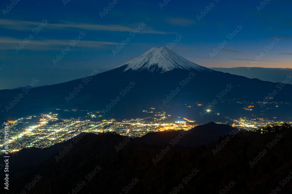 Fototapeta premium 冬の三つ峠から夕方の富士山