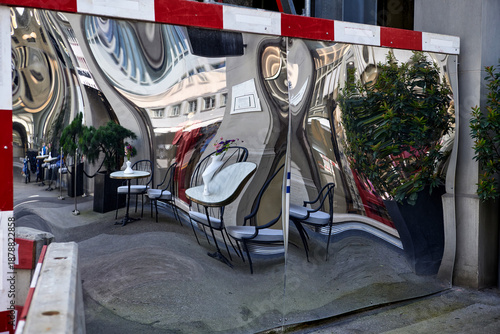 Foto Distorted reflection of cafe in mirror wall