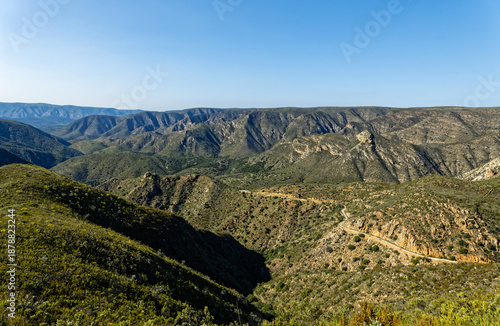 Foto Steep and winding gravel Combrink's mountain pass with deep valley and high moun