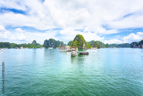 Fotografía An open water view of the dramatic Ha Long Bay, Vinh Ha Long, a UNESCO World Her